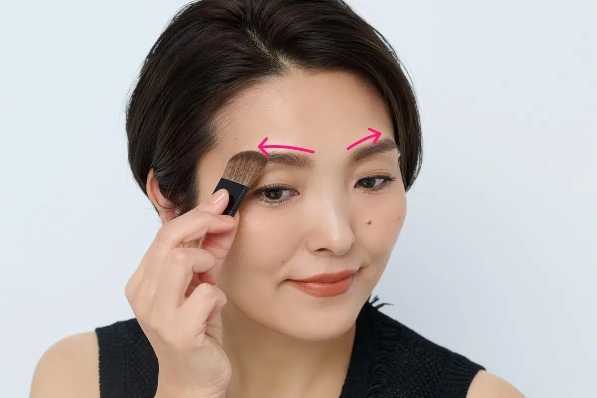 OurAge×Webエクラ　40代50代　モード顔　チークの入れ方　描いた眉の上にもチークを重ねる