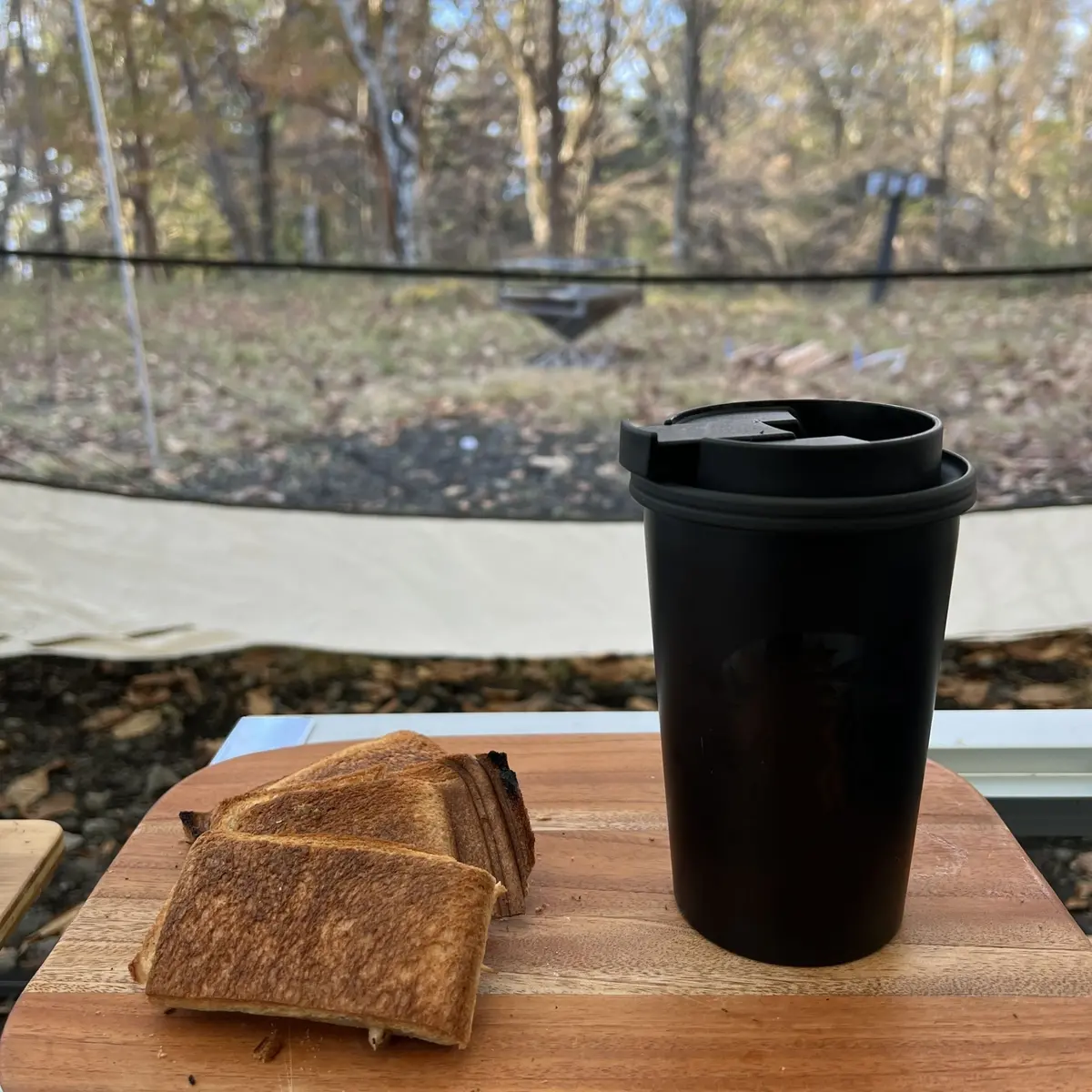 ホットサンド、黒のタンブラー