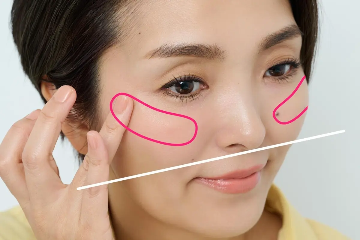 OurAge×Webエクラ　コーラルチーク　塗り方　クリームチークを、こめかみに向かって>薬指でトントントンと置く