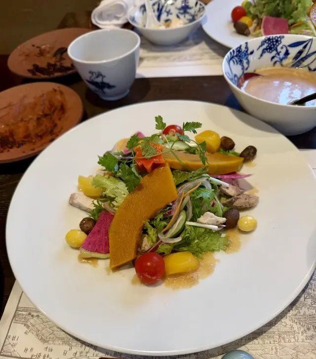 季節のお野菜たっぷりのサラダ。東京で唯一のお豆腐屋。