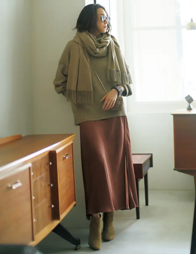 ニットをあかぬけさせる光沢スカート