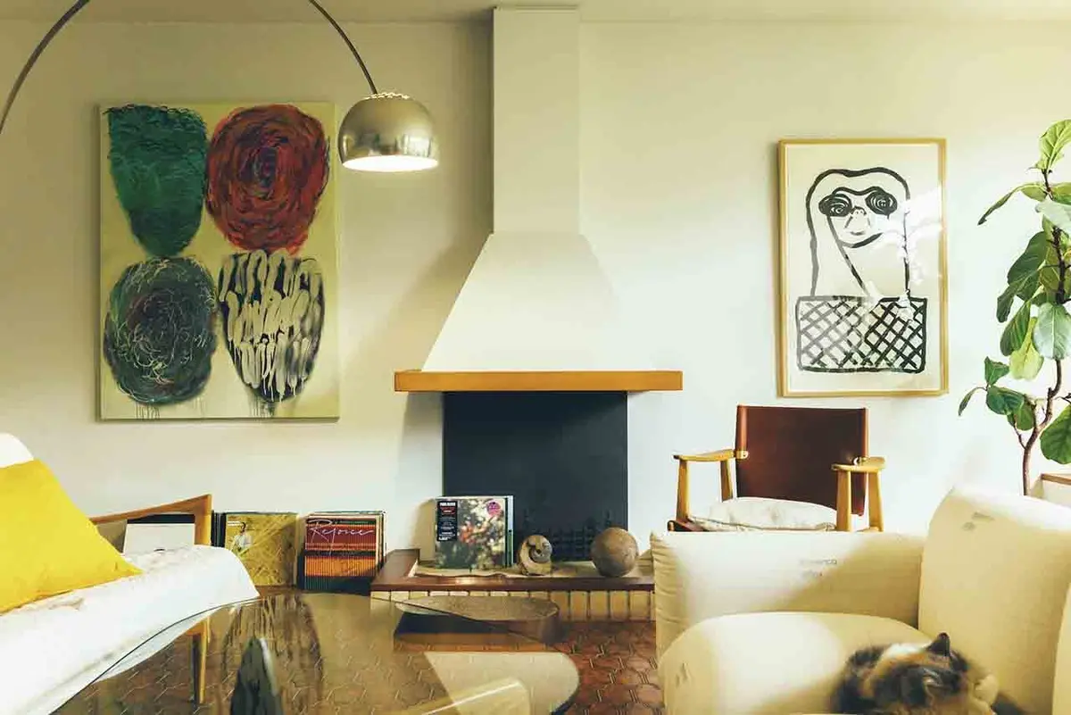 吉村順三設計らしい、中心に暖炉のあるリビング。