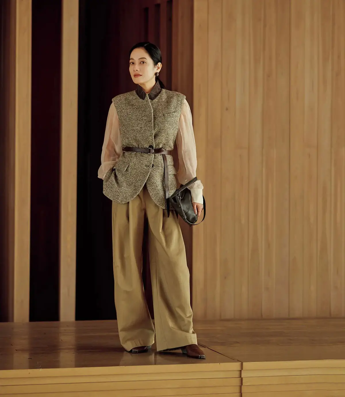 ワイドチノに繊細さと抜け感をもたらすシアーブラウス