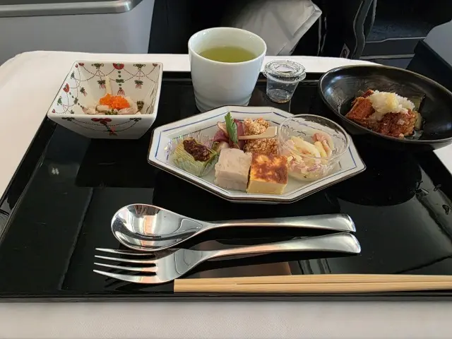 ラウンジと機内食などの画像_6