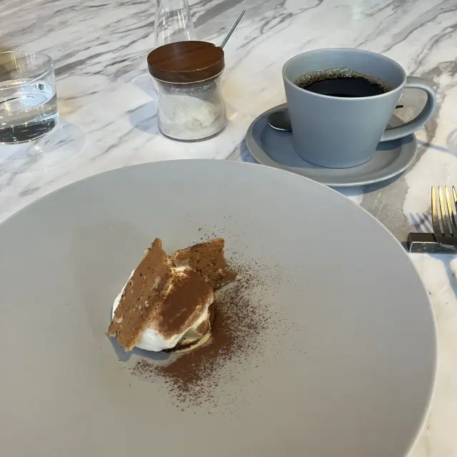 友人と過ごす快適レストランの画像_11