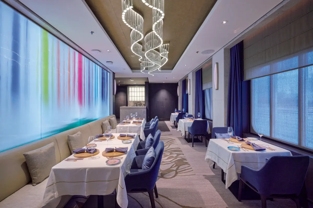 50代　ひとり旅　クルーズ船　豪華客船　飛鳥III　千住博氏の作品を印象的に配した、イタリア料理 レストラン「アルマーレ」。魚介や肉をメインとし た厳選食材がテーブルまで運ばれ、シェフおすすめ の調理法から好みで選ぶスタイル