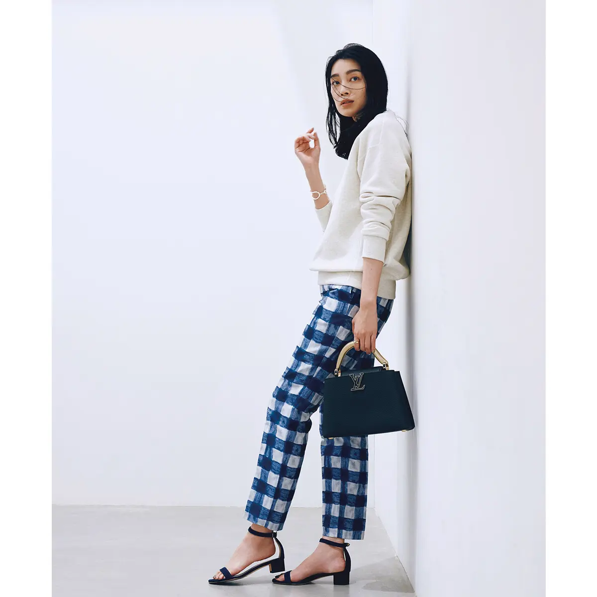 ブルーギンガムチェック柄パンツに白トップスのコーデ