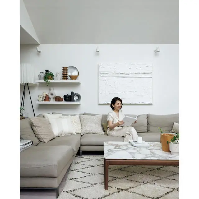 壁のアートは青木豊氏の作品。