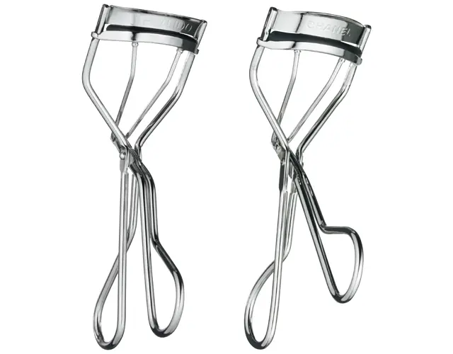 （右）アイラッシュ カーラー／シャネル、（左）アイラッシュカーラー N213／資生堂