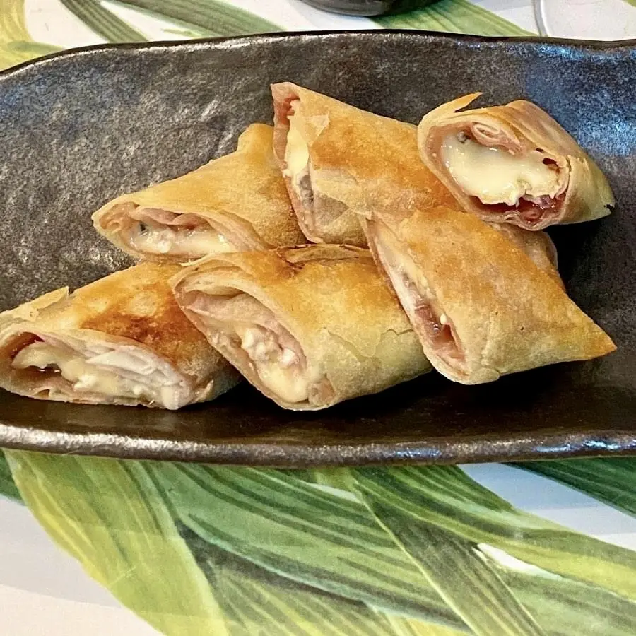 生ハムとブルーチーズの春巻き