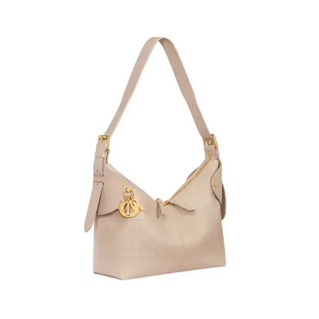 まろやかカラーの「ディオール ヴォヤージュ」が秋冬の装いを華やかに引き上げる