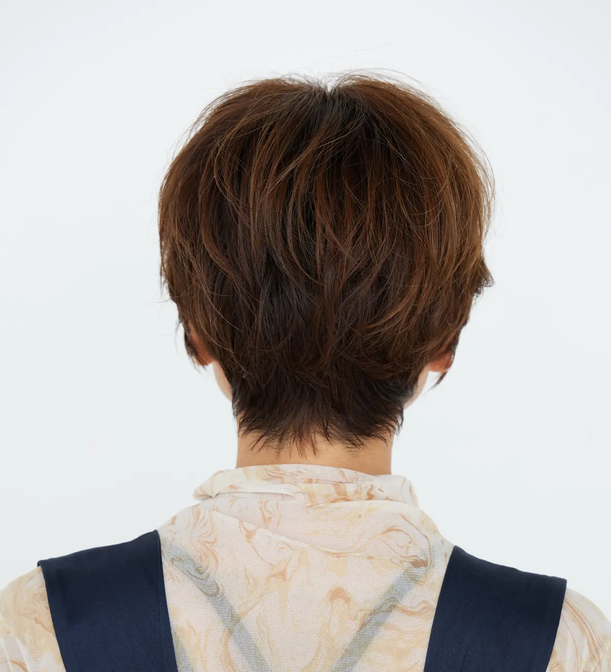 Webエクラ 40代50代 髪型　後から見たふんわりトップとハネ感ショートヘアスタイル