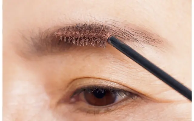 眉マスカラで毛をボリュームアップ