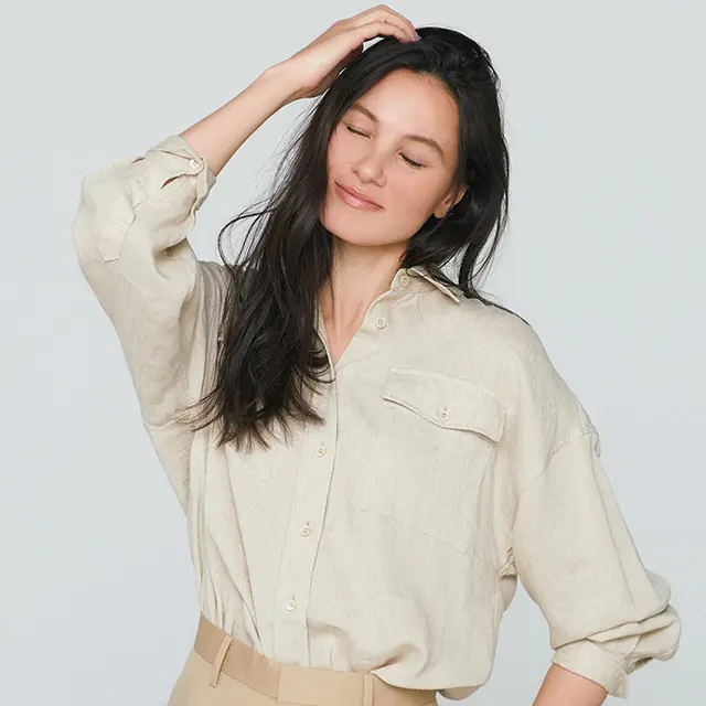 シャツ￥22,000／マルティニーク丸ノ内（マルティニーク）　パンツ￥29,000／サードマガジン