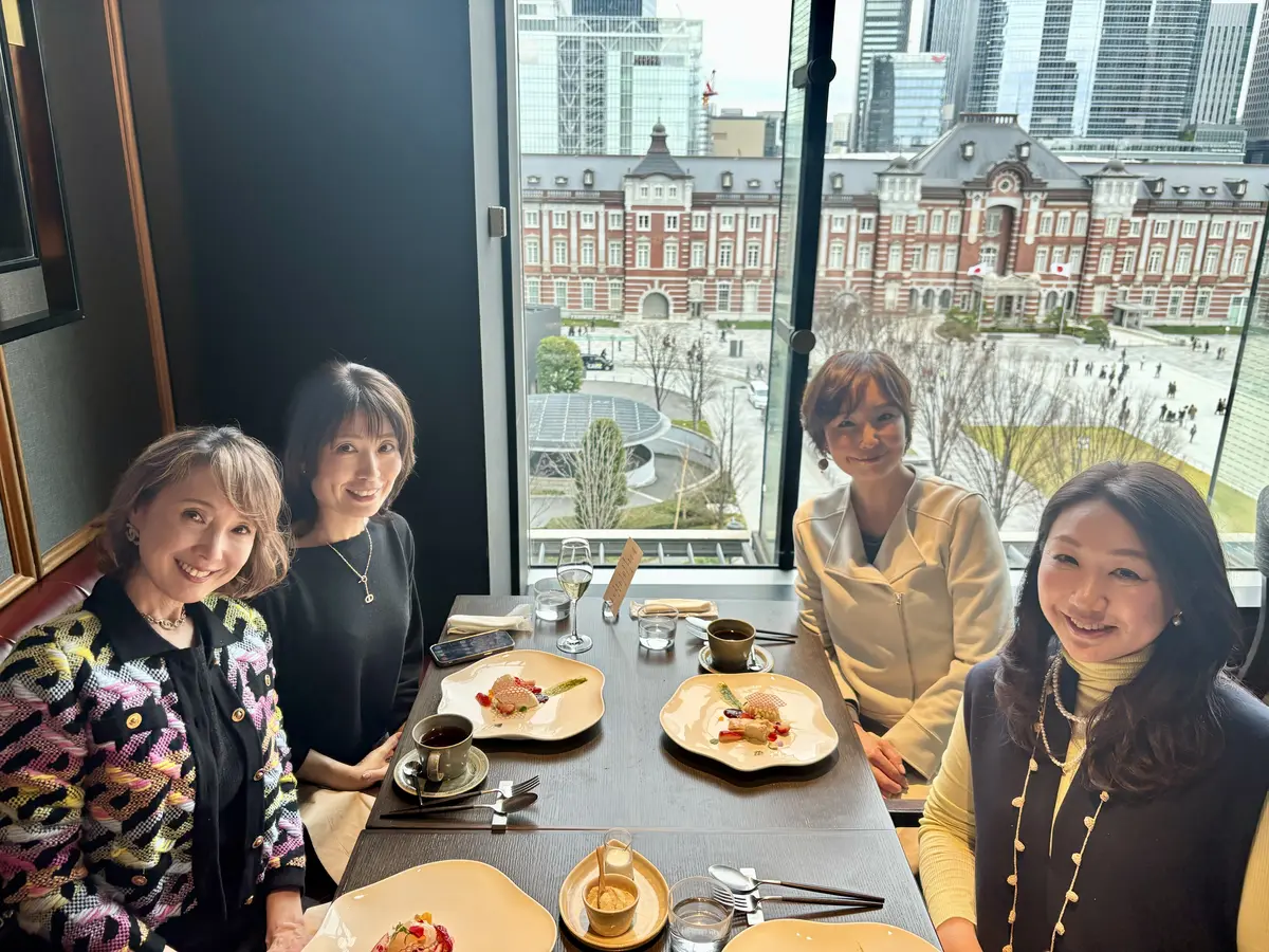 開運コーデ13 東京駅を見下ろすレストラの画像_6