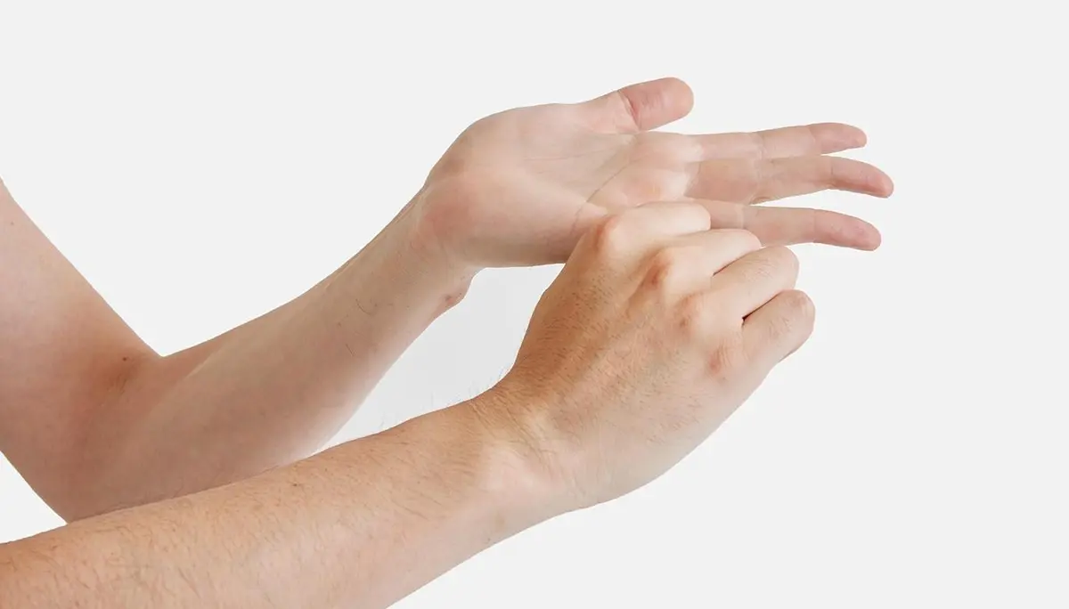 OurAge×Webエクラ　まずは、【指を握る】動きを行います。