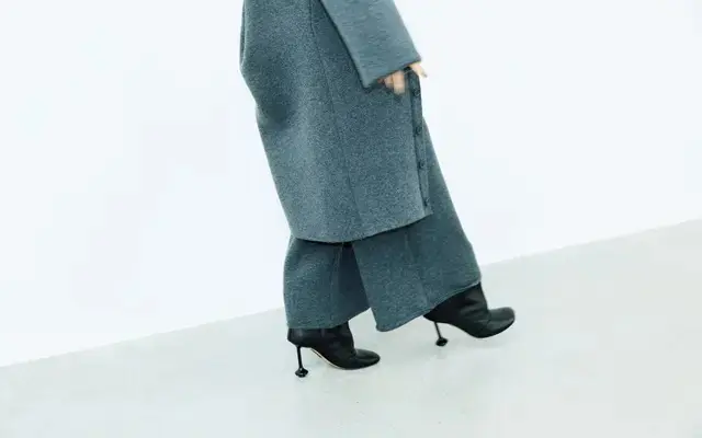 【この秋、本命はリュクスなグレー】富岡佳子さんが着こなす「ロエベ」のワントーンコーデ
