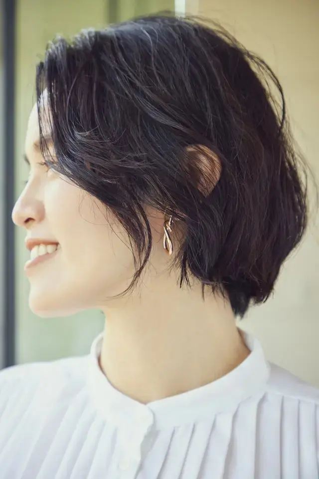 アレンジも効くミニボブなら、くせ毛でもセルフスタイリングでおしゃれヘアに