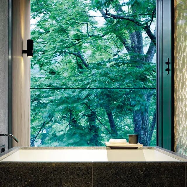 バスタブからも森が眺められて爽快。