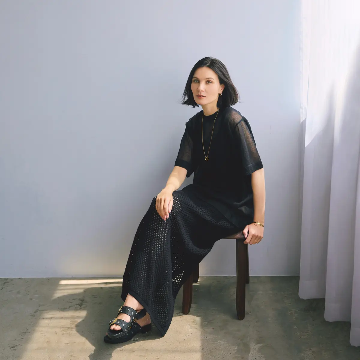 黒シアーTシャツに黒メッシュのロングスカートを合わせたコーディネート　モデル・田沢美亜