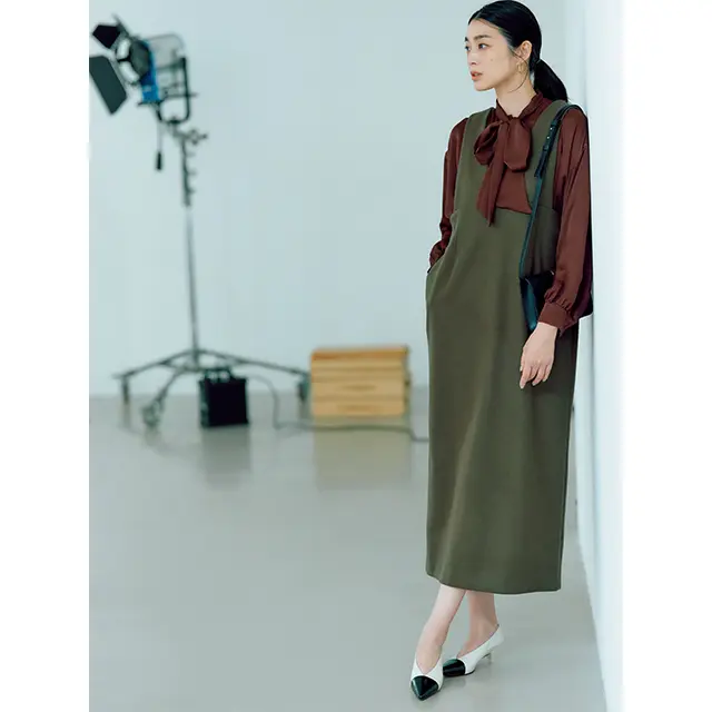 秋色のブラウスなら ぐっとフェミニンな装いに