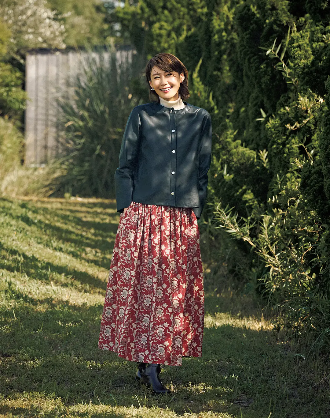 着こなしの変化球になるレザージャケットは、大人好みの優美なノーカラーを指名