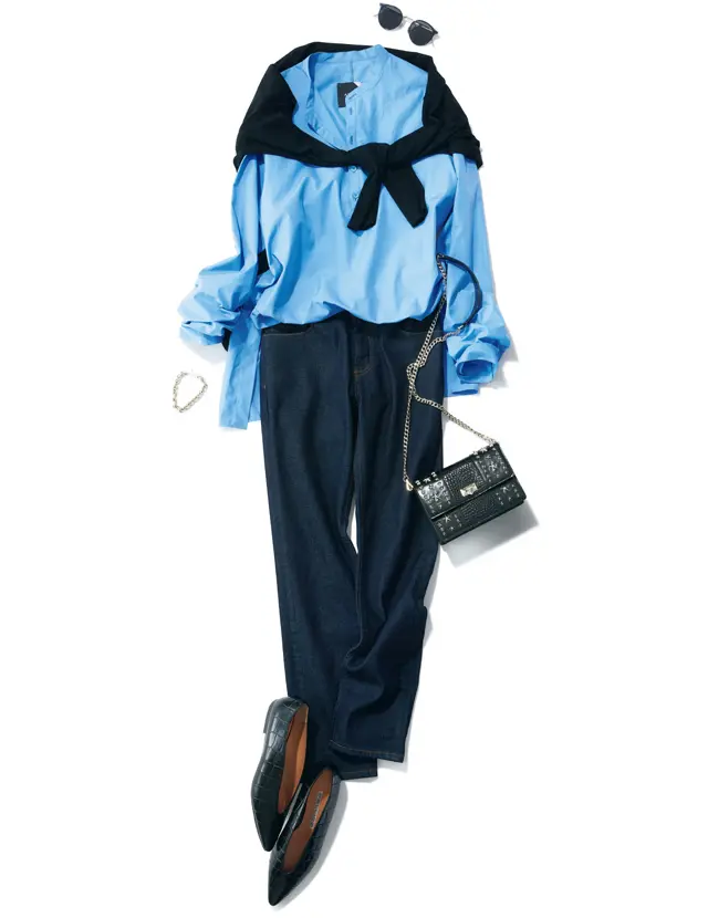 バンドカラータイプのビッグシャツとデニムのコーデ