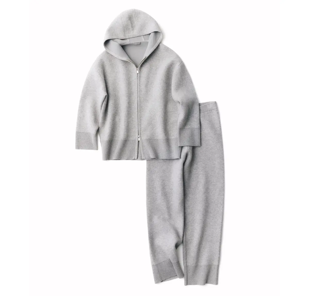 まだまだ寒いから「あったかくておしゃれ」を 追加投入！ 冬の終わりの 「買い足しアイテム」見本帖　表面はエアリーななめらかさがありながら、しっかりと地厚なダブルフェイス仕立ての ニット。スウェットとは差のつく暖かさとシルエットの美しさで、リラックスタイムを豊 かに。パーカ￥59,400・パンツ￥41,800／リンク・セオリー・ジャパン（セオリーリュクス）