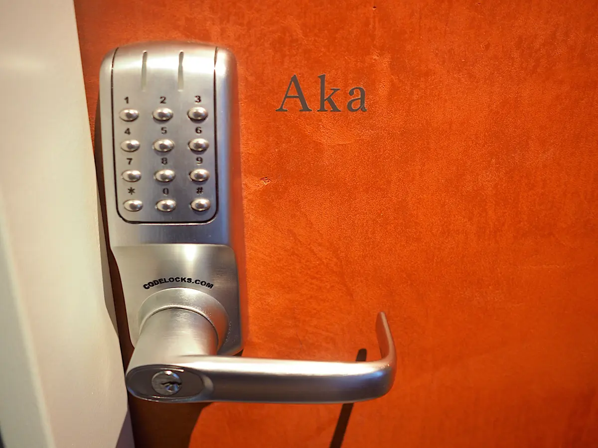 お部屋の扉がAKA色