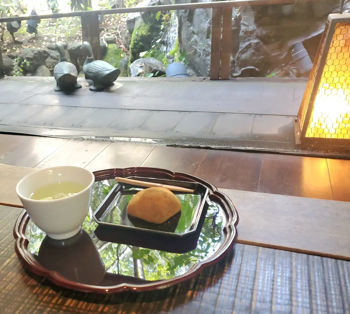 デザートのわらび餅。お盆に映る緑の景色にうっとりです。