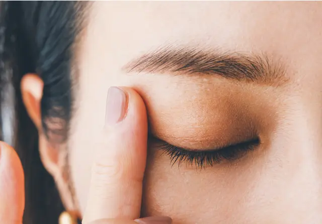 指塗りでさりげなく彫り深さアップ