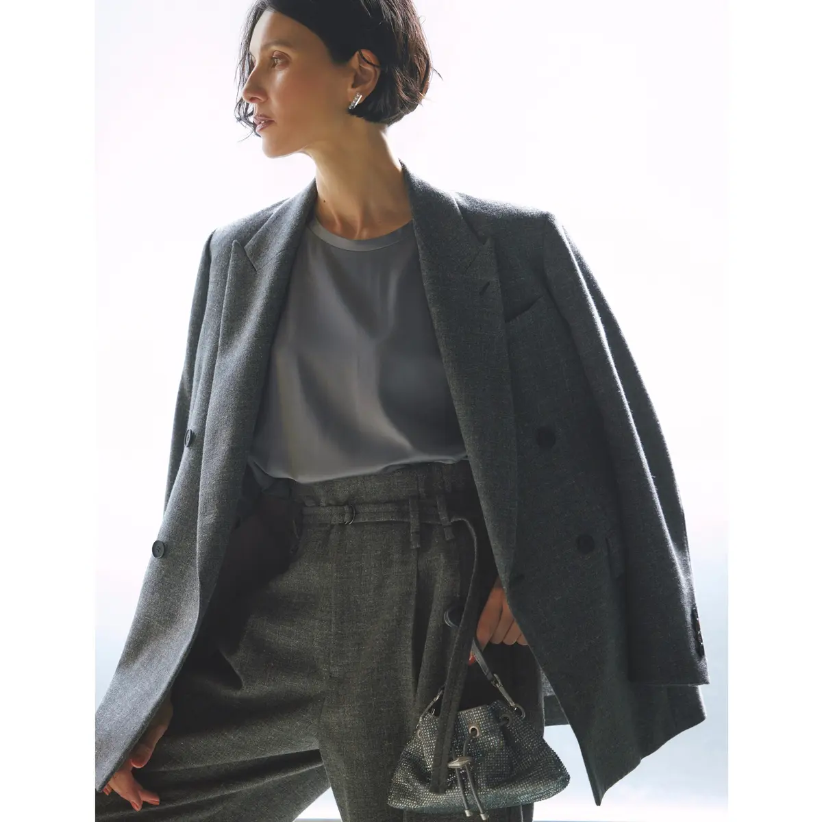 グレーテーラードジャケットにグレートップスとグレーパンツを合わせたワントーンコーディネート　モデル・田沢美亜