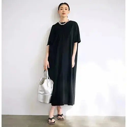 ゆったりとしたサイズ感と背中の開きのバランスが絶妙に可愛いワンピース。