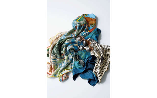 〈松井さん〉「顔の印象を簡単に変えられるサングラスはマスト。ノーメイクを隠すことも（笑）。エルメスのスカーフがあればシンプルなTシャツが様変わりするので、スタイリング小物として欠かせません」。