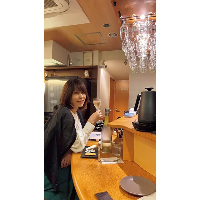 軽い食事のあと、行きつけのバーでスパ ークリングワインを静かに堪能