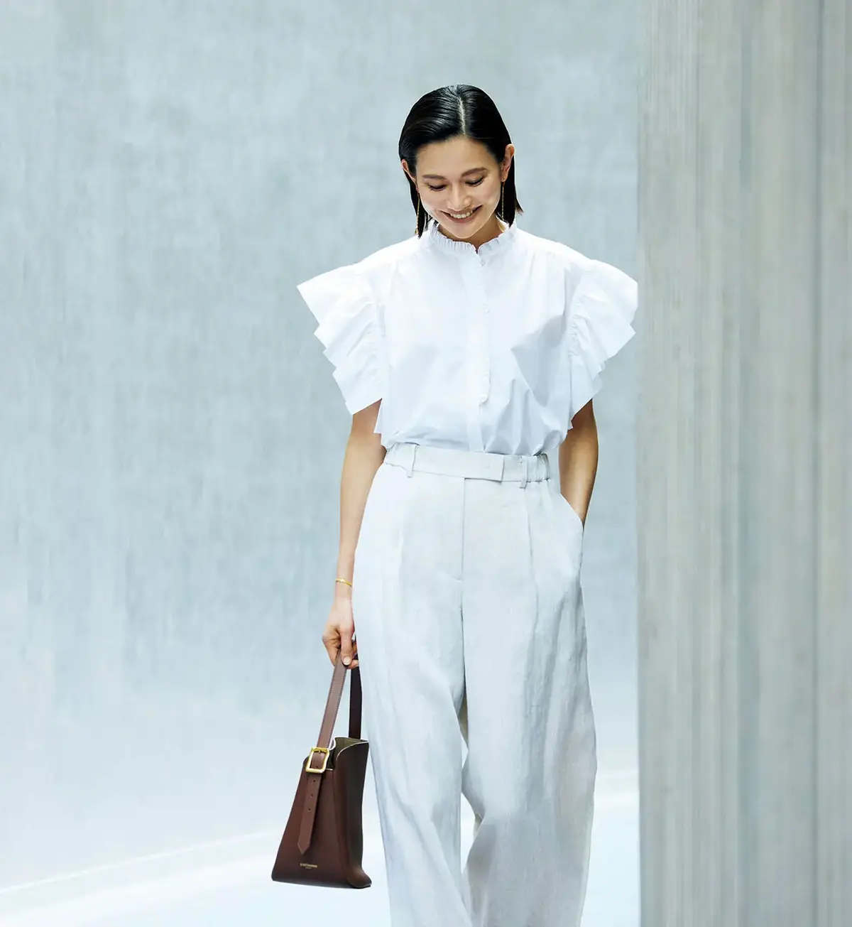 遠目でもおしゃれに見える「夏のブラウス」スタイル