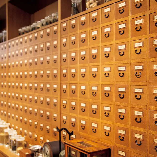 御所西に暖簾（のれん）を掲げる江戸時代から続く香木専門店