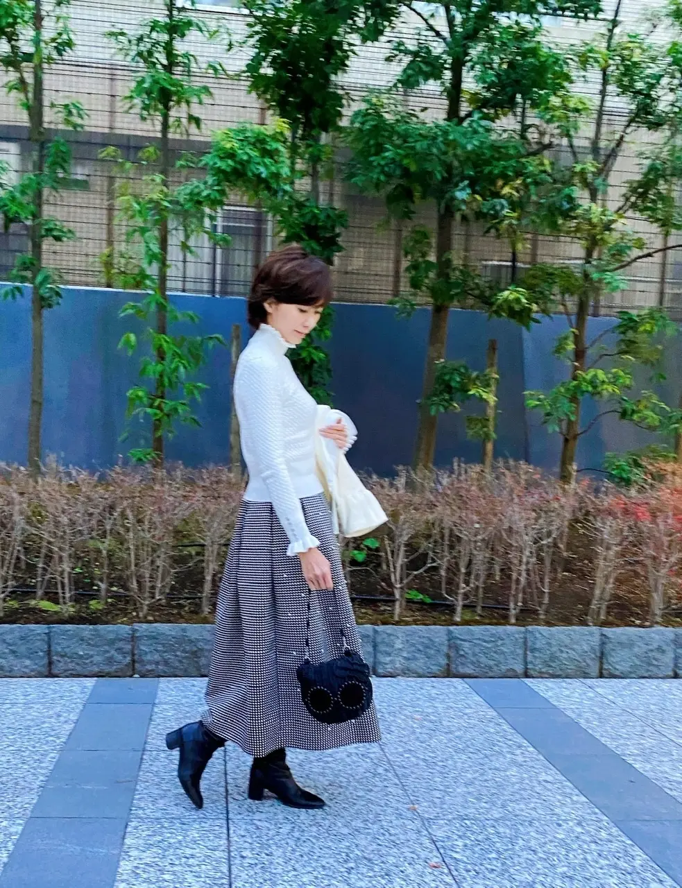 大人“黒キティ”バッグコーデの画像_2