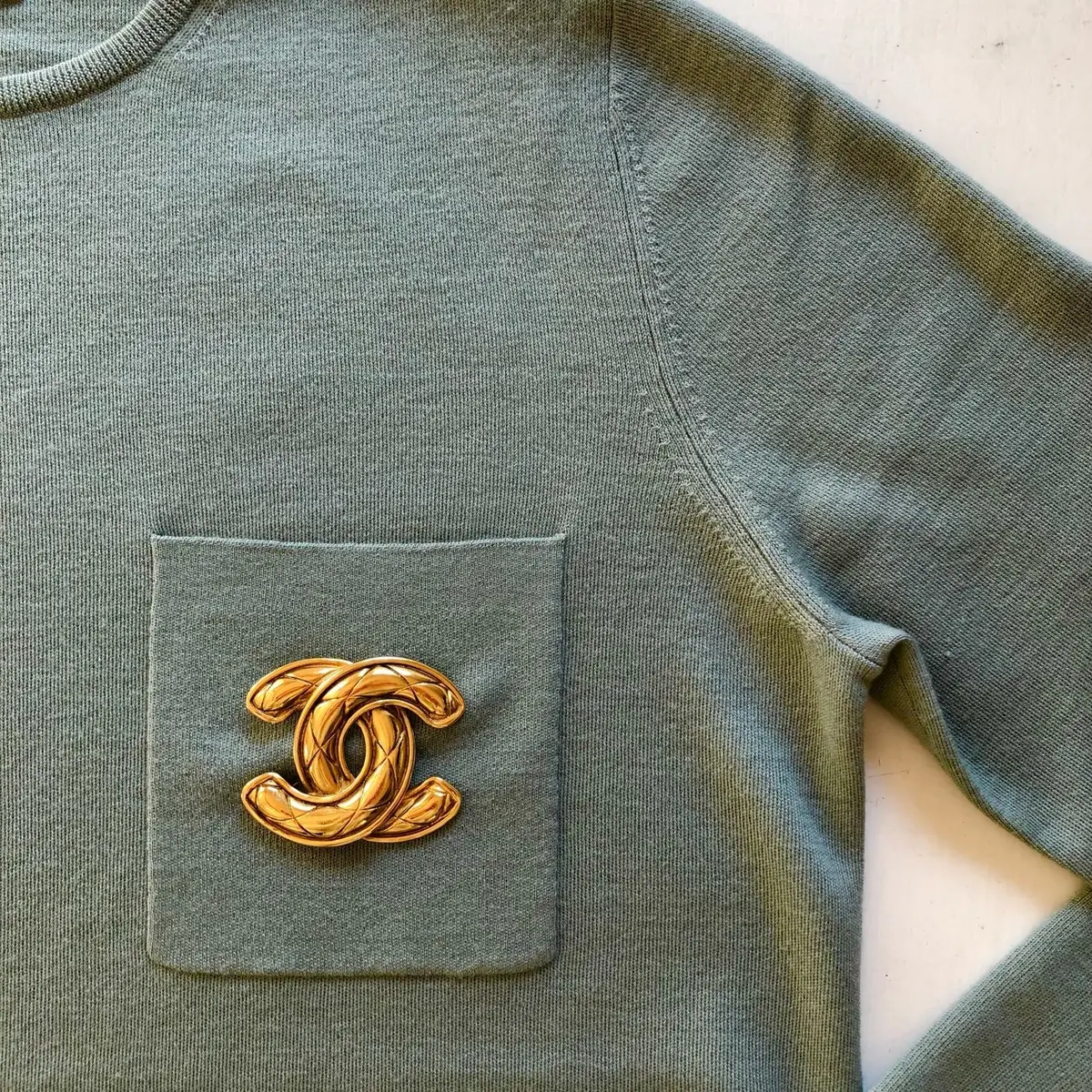 シャネル　ロゴブローチ