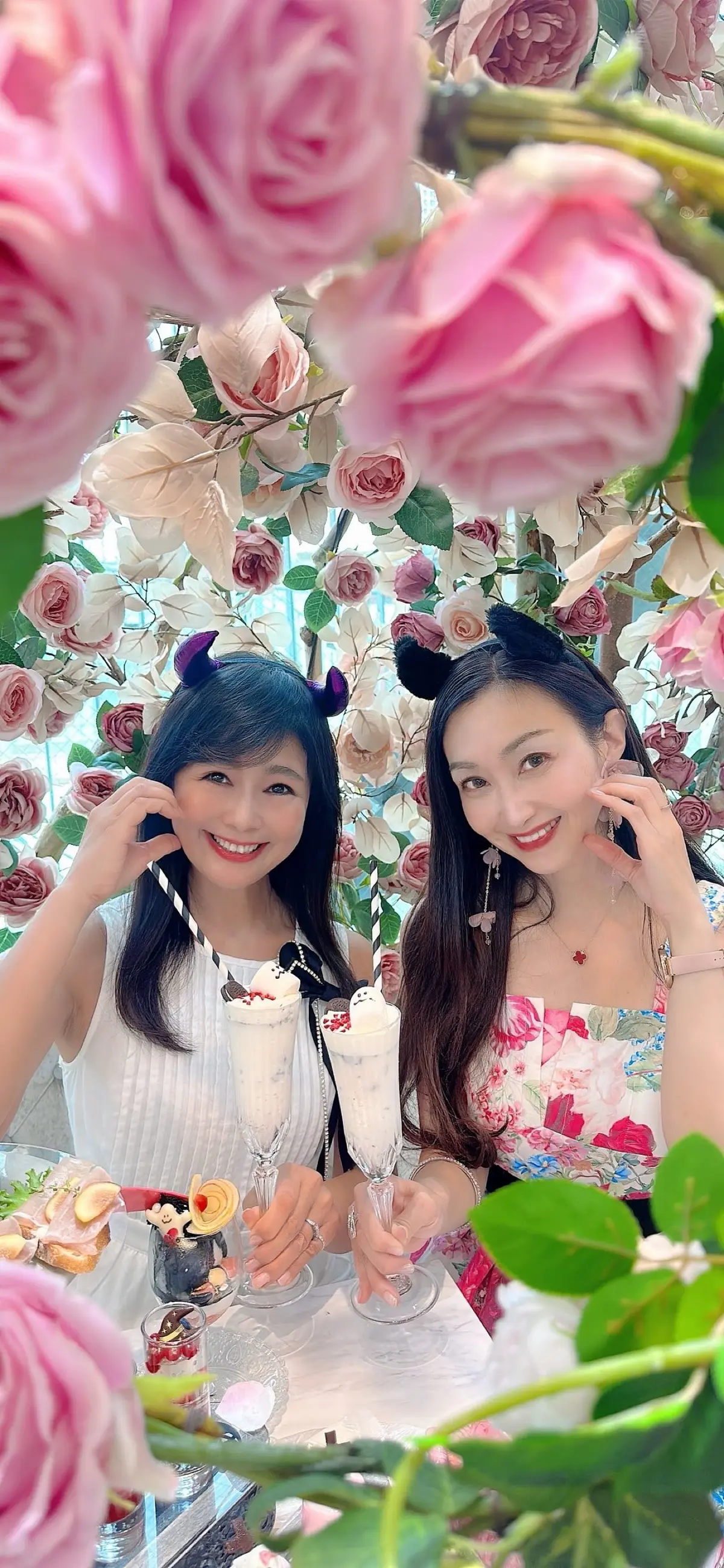 記念撮影、ハロウィンカチューシャ、カチューシャ、ハロウィンコス、ハロウィンコスプレ、コスプレ、可愛いハロウィンコス、可愛いコスプレ、店内、ハロウィン、薔薇の装飾、バラ、バラの世界、薔薇の世界、、ソファ、ソファー、キラキラ、ビジュー付きシューズ、ビジュー付きヒール、ビジュー付きローヒール、白、白ワンピース、ホワイト、ホワイトワンピース、ノースリーブ、ワンピ、白ワンピ、ノースリーブワンピース、ノースリーブワンピ、秋、秋服コーデ、秋コーデ、残暑コーデ、着回し、夏コーデ、夏ワンピース、夏ワンピ、秋ワンピース、秋ワンピ、夏服コーデ、リボン、黒リボン、ビジュー付きリボン、ブローチ、バレッタ、2way、2Way、Ribbon accessories、Bijou Irise 、shoes、ワンピース、SHEIN、Rose Halloween Afternoon Tea、表参道、オートクチュールカフェ、HAUTE COUTURE CAFE、 Haute Couture Cafe、 期間限定、ローズハロウィンアフタヌーンティー、ピンクハロウィン、薔薇のリース、女子会、ヌン活、