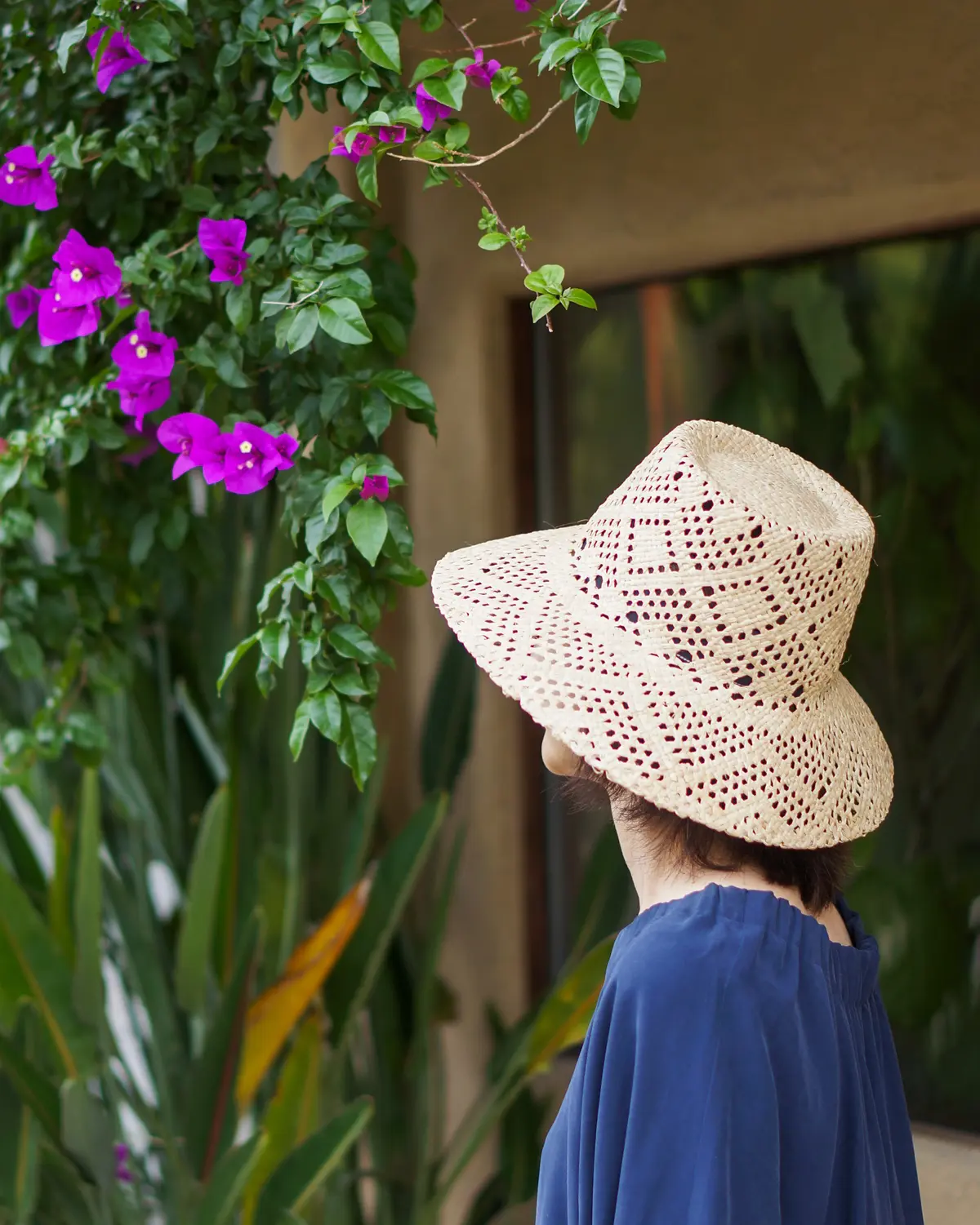 顔のラインを美しく魅せるラフィアハットの画像_1