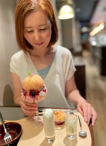 「喫茶パステト」の「シソとピーチメルバのパフェ」