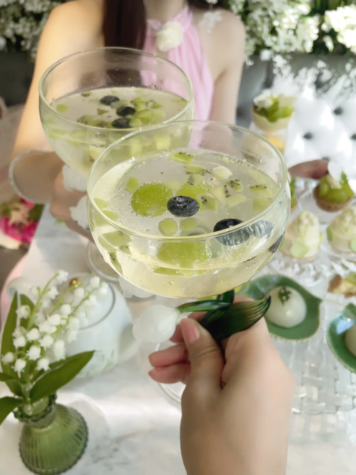 夏、夏ワンピース、夏ワンピ、ワンピ、白ワンピ、ロングヘア、黒髪、黒髪ロング、HAUTE COUTURE・CAFE nakameguro 、HAUTE COUTURE・CAFE 、中目黒、アフタヌーンティー、マスカット、すずらん、ケーキ、スイーツ、花束、ピンクの花束、白ワンピース、ホワイト、ホワイトワンピース、ワンピース、ノースリーブ、ノースリーブワンピース、パフェ、アイス、お花、お花の世界、お花の内装、店内、お花の店内、お花の装飾、アフタヌーンティー専門店、Shine Muscat Afternoon tea、たっぷりフルーツのすずらんsoda付き、 7/3~9/16期間限定、期間限定、バースデー、バースデープラン、バースデーケーキ、デコレーションケーキ、ホールケーキ、乾杯、すずらんグラス、オリジナルグラス、