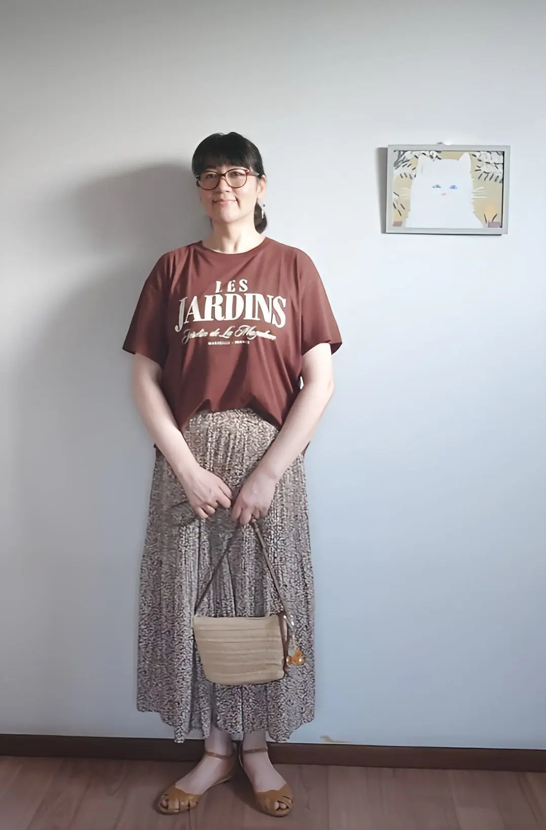 H＆MブラウンTシャツ×柄スカート