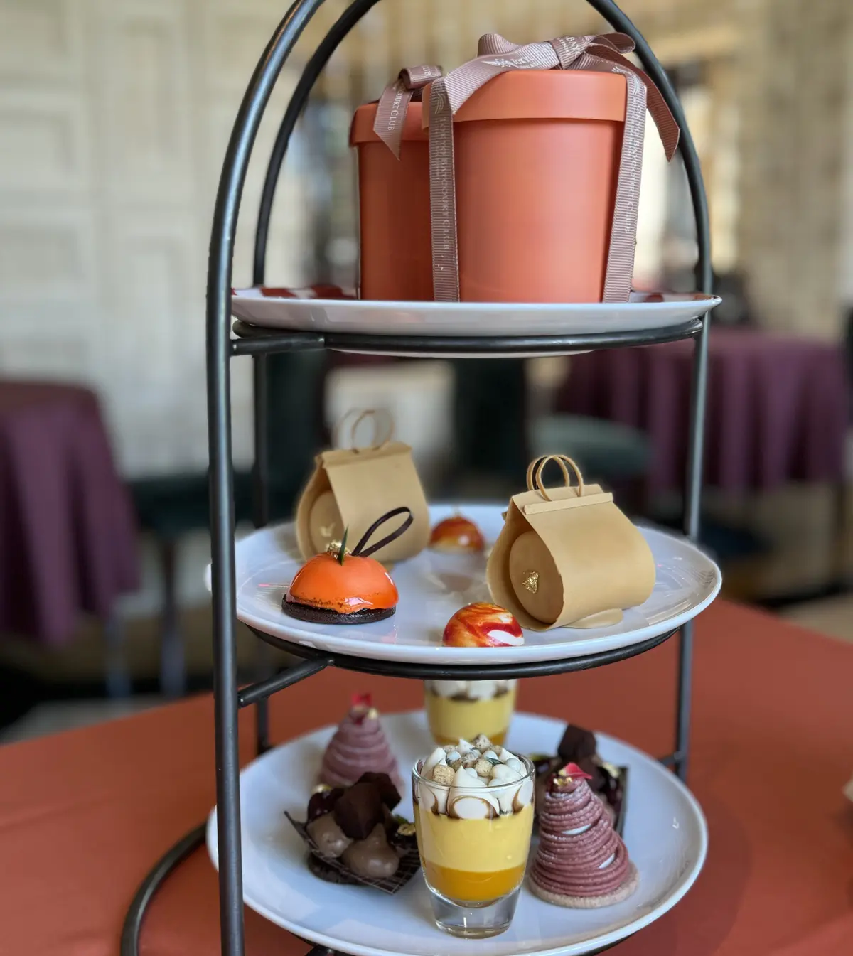 着映えブラウスで予約困難なアフタヌーンテの画像_5