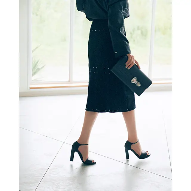 黒の装いは、小物の威力でシックかつエレガントに