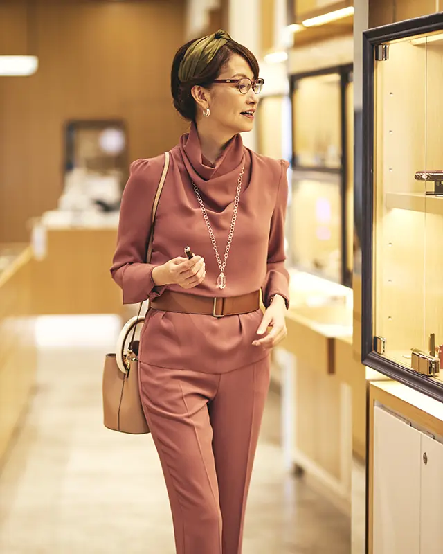 エレガントなセットアップを洗練に導く、スタイリッシュなフレーム