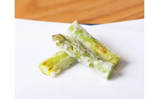 グリーンアスパラガスは軽やかな苦味が印象的