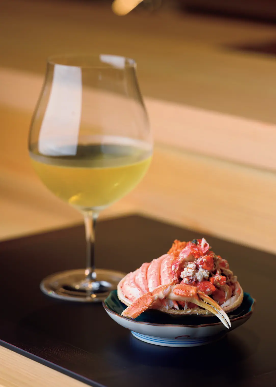 国内旅行　金沢　和食　『鮨一誠』甘エビ、バイ貝　冬限定のネタをワインと　スペシャ リテの香箱ガニのリゾット。ブルゴーニュの醸造家、仲田晃司さんの「ルー・デュモン」 シャルドネと。つまみ5〜6種、にぎり12貫で￥15,400〜（香箱ガニの時期は￥16,500）