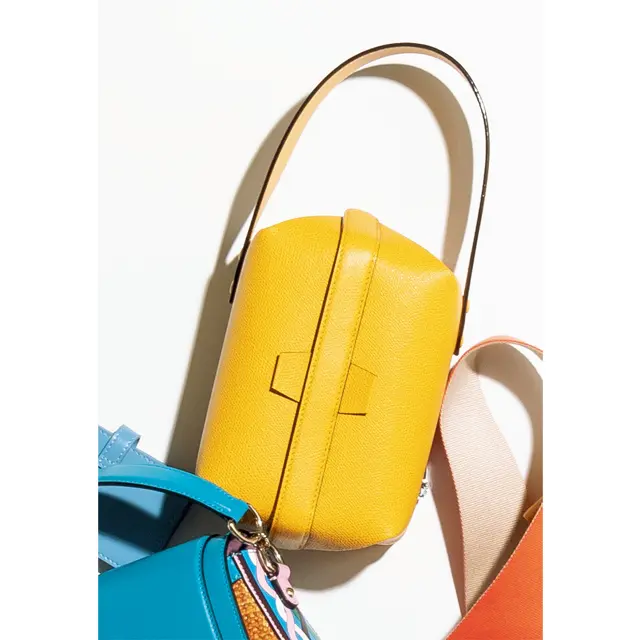 キリリとしたイエローはベーシック服のアクセントに